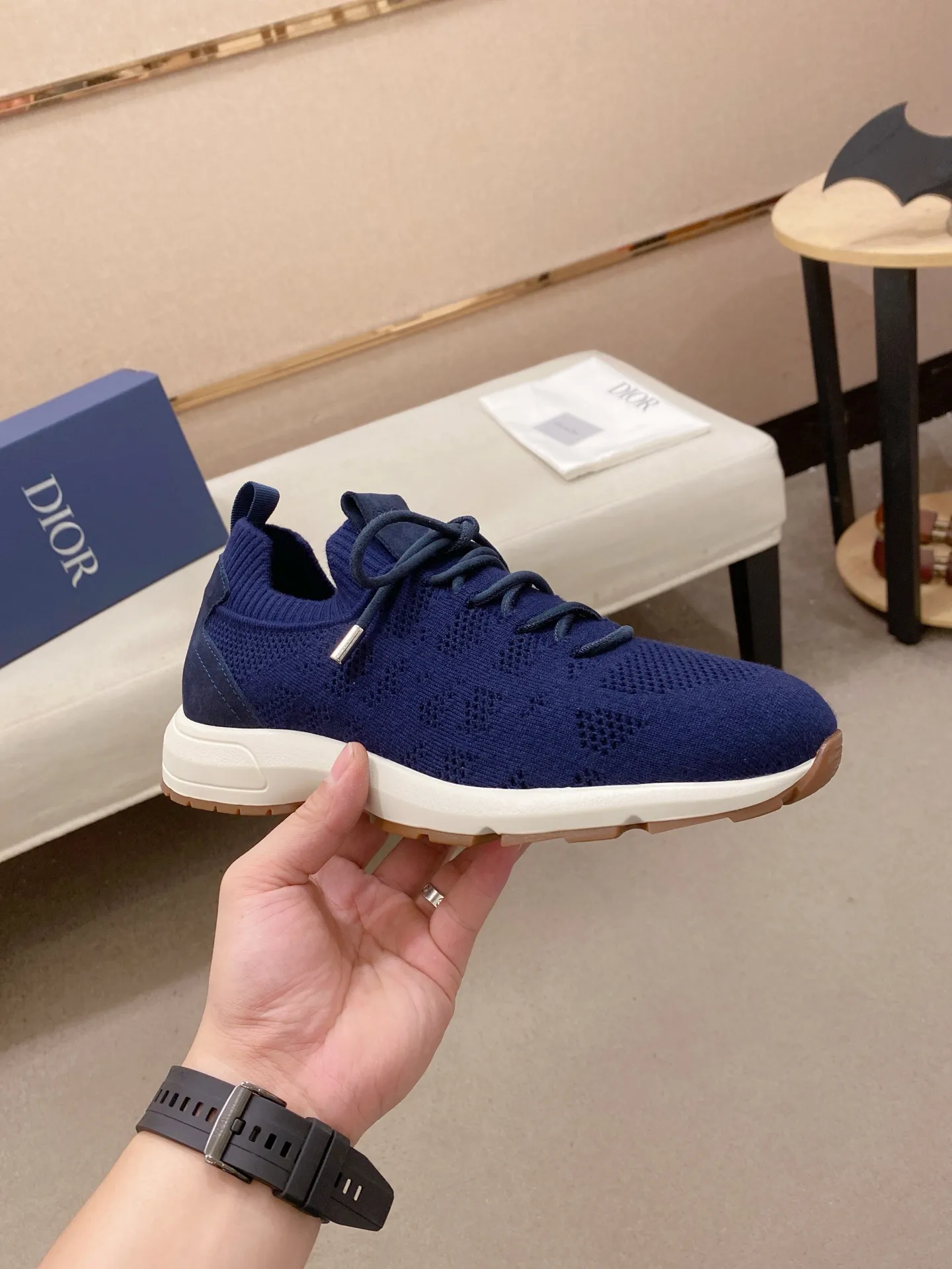 Factory price: 420💰Dior's latest men's fashion sneakers. This item draws inspiration from retro jogging shoes. Featuring a thick, low-top design, it features a mesh fabric upper and an ultra-light rubber foam sole. The side is decorated with an embossed "Di~r" logo. Code number: 39-44 (order 38, 45, 46)